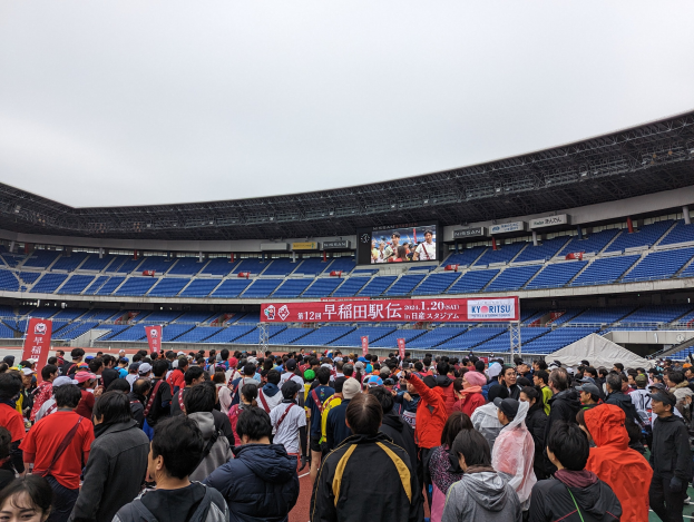 Große Menschenmenge versammelt sich vor einem Stadion während der Eröffnungsfeier der Olympischen Spiele Tokyo 2020