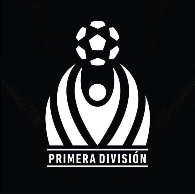 Ein schwarzer und weißer Fußball mit "Primera Division" in fetter weißer Schrift darüber, umgeben von einem weißen Kreis mit schwarzem Rand, vor schwarzem Hintergrund.