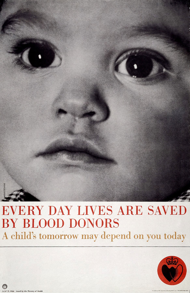 Plakat mit dem Gesicht eines Kindes mit ernster Miene, umgeben von fettem schwarzem Text, der "Jeden Tag rettet Blutspender Leben." lautet.