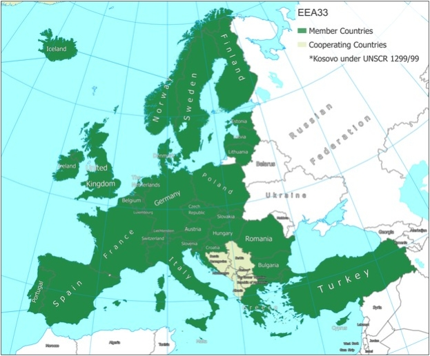 Ein detailliertes Kartenbild von Europa, das die Mitgliedstaaten der Europäischen Union hervorhebt, mit wichtigen Städten, Flüssen und Grenzen, begleitet von Text, der die Landesnamen und Grenzangaben liefert.