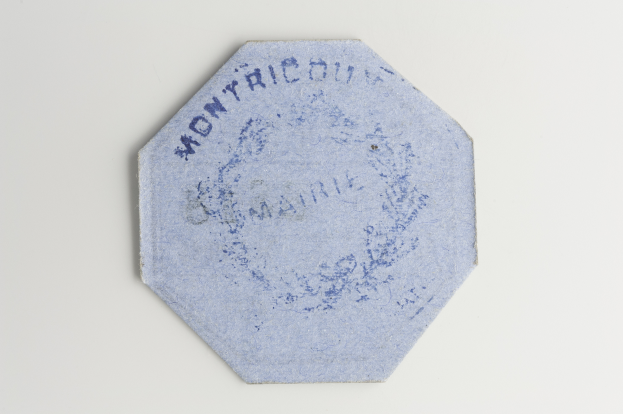 Ein blauer achteckiger Fliesenstein mit einem Kranz und Text auf einem weißen Hintergrund.
