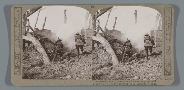 Ein Schwarz-Weiß-Foto einer Gruppe von Männern in Helmen mit Gewehren, die vor einer Wand mit verstreuten Holzscheiten und Steinen stehen, mit Text unten: "Unerwartet kommen unsere Aufräumer mit einer isolierten deutschen Gruppe in einem eroberten Dorf ins Gespräch."