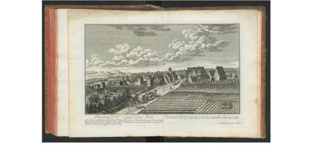 Ein offenes Buch mit dem Titel "Landschaft von Rhein-Westfalen" veröffentlicht im Jahr 1805, das eine Zeichnung eines Dorfes zeigt, umgeben von Häusern, Bäumen, Hügeln und Wolken am Himmel.