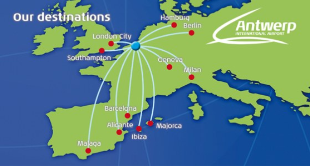 Eine Europakarte, die den Antwerpener Flughafen hervorhebt mit einer Flugroute, einschließlich Zielort, Abflug- und Ankunftszeiten sowie Reisezeitangaben.