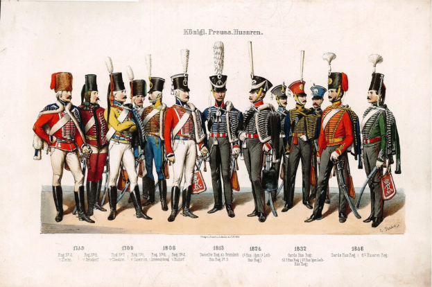 Eine Gruppe von Männern in 1836 deutschen Infanterieuniformen, die in einer Reihe stehen und verschiedene Gegenstände halten, mit dem Text '1836 Deutsche Infanterie' unten.