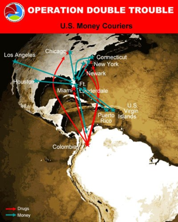 Plakat mit dem Titel "Operation Double Trouble: U.S. Money Couriers" zeigt eine U.S.-Karte in zwei Abschnitten: oben die Routen der Geldkurier, unten die Standorte der Geldtransporter, alles in fetter schwarzer Schrift auf einem weißen Hintergrund.