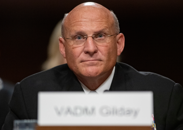 Vadim Gilday, in Anzug und Krawatte gekleidet, sitzt an einem Tisch mit einem Namensschild und einem Stift und Aussagen vor dem Senatsausschuss für Justiz auf dem Capitol Hill in Washington, D.C.