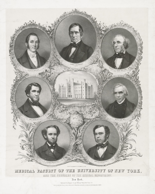 Schwarz-weißes Foto von formell gekleideten Männern, die vor einem Gebäude stehen, mit Text unten: "Medizinische Fakultät der Universität New York und die Gründer des Medizinischen Departments."
