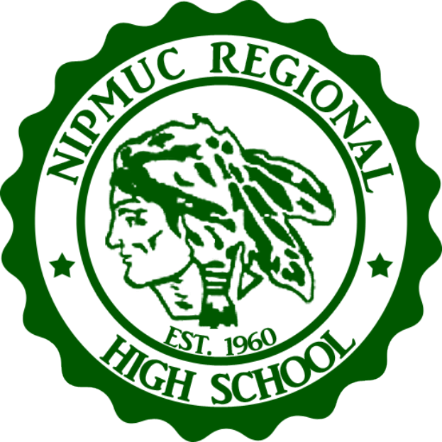 Ein grüner Kreis mit einer weißen Umrandung und einem weißen Stern in der Mitte, der eine weiße Fahne mit der Aufschrift 'Nipmuc Regional High School' in Schwarz enthält, alles von einer dünnen schwarzen Linie umrahmt.