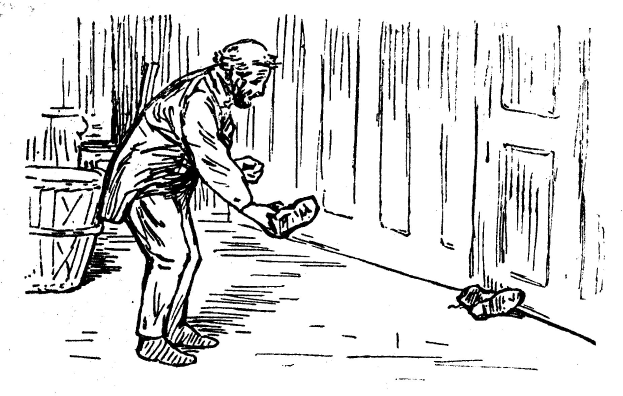 Ein älterer Mann geht mit einem Stock in einer Hand und einem Paar Schuhe in der anderen die Straße entlang, trägt einen langen Mantel und Hosen und hat einen entschlossenen Gesichtsausdruck, vor einer Wand mit einer Tür und verstreuten Gegenständen.