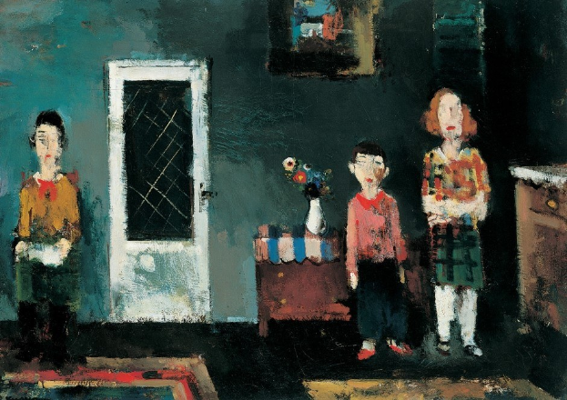Gemälde von drei Kindern, die in einem Raum mit einem Blumentopf auf dem Tisch, einer Tür, einem Foto Rahmen an der Wand und einem Teppich auf dem Boden stehen.