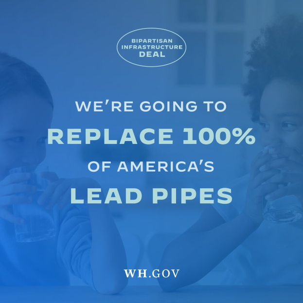 Zwei Kinder halten Gläser, mit Text, der den Austausch von Bleirohren in Amerika ankündigt.