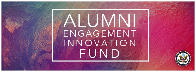 Plakat mit der Aufschrift "Alumni Engagement Innovation Fund" in fetter schwarzer Schrift auf einem weißen Hintergrund und einem Logo in der unteren rechten Ecke.