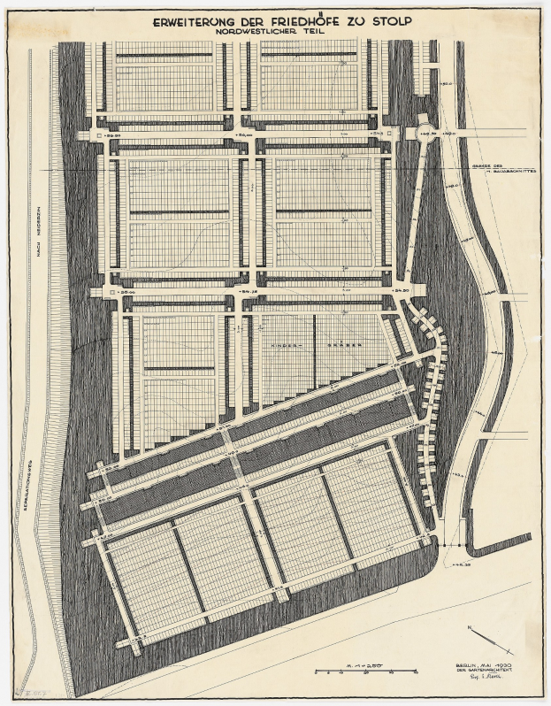 Alte Stadtkarte mit detaillierten Gebäudelayouts und handgeschriebenen Texten zur Beschreibung der Stadtstruktur.