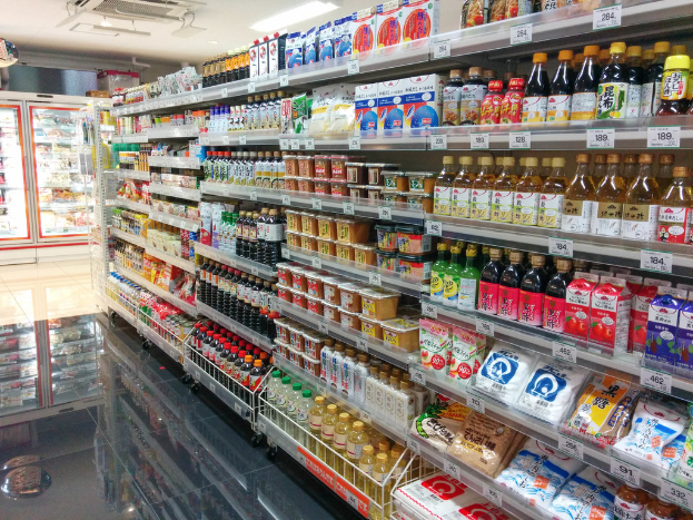 Ein Supermarkt-Innenraum mit verschiedenen Lebensmitteln auf den Regalen.