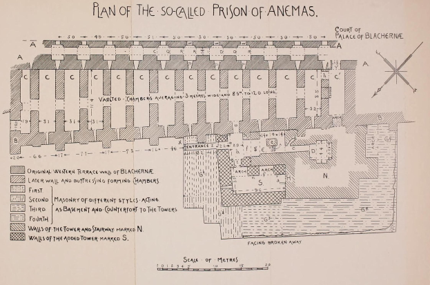 Detailierter architektonischer Plan des Anemas-Gefängnisses, der Räume, Gänge, Fenster und Türen zeigt, begleitet von erklärendem Text.