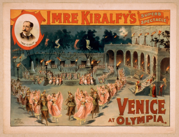 Plakat für Imre Kiralfys Super-Spektakel in Venedig, das kostümierte Künstler vor einem gebogenen Gebäude mit Laternenmasten und Bäumen zeigt, sowie eine Person darunter.