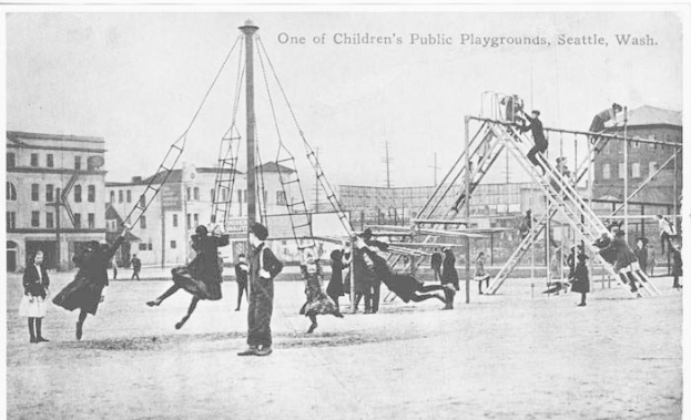 Eine Gruppe von Kindern auf einer Schaukelanlage in einem öffentlichen Spielplatz in Seattle, Washington, mit Leitern und Stangen im Vordergrund und Gebäuden im Hintergrund, dargestellt in Schwarz-Weiß mit Text oben und unten auf dem Bild.