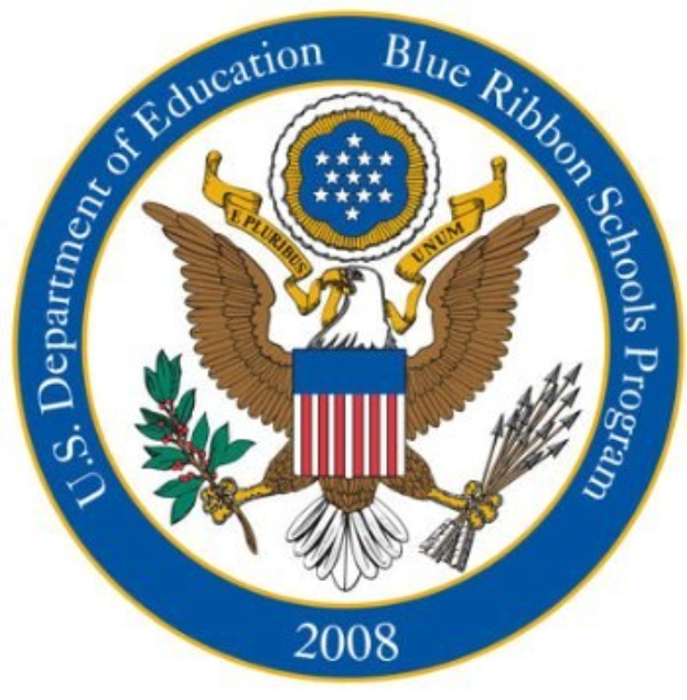 Das Logo des U.S. Department of Education Blue Ribbon Schools Program zeigt einen blauen Kreis mit einem weißen Stern in der Mitte, eine weiße Taube mit einer blauen Schleife und ein weißes Banner mit den Worten 'Department of Education' in Blau.