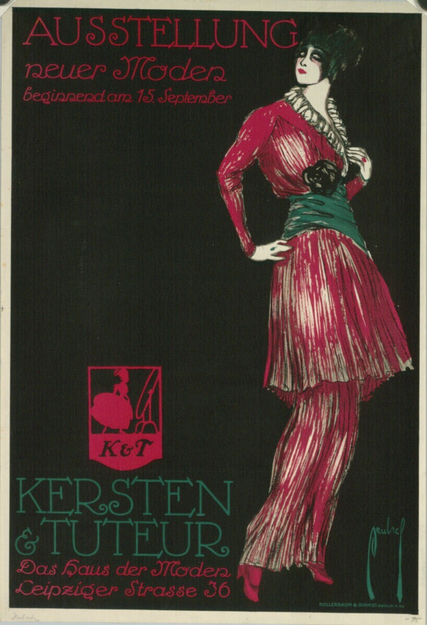 Ein Plakat, das eine Modevorstellung mit einer Frau in einem langen, fließenden pinken Kleid mit hohem Ausschnitt und langen Ärmeln bewirbt, die ihr Haar zu einem eleganten Dutt frisiert hat und in einer anmutigen Pose mit vor der Brust verschränkten Händen steht, vor einem hellblauen Hintergrund mit fetter, schwarzer Schrift.