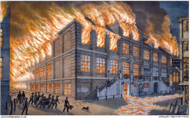 Großes Gebäude steht in Flammen mit Menschen drumherum, sichtbare Fenster, Treppe mit Geländer und Text unten.