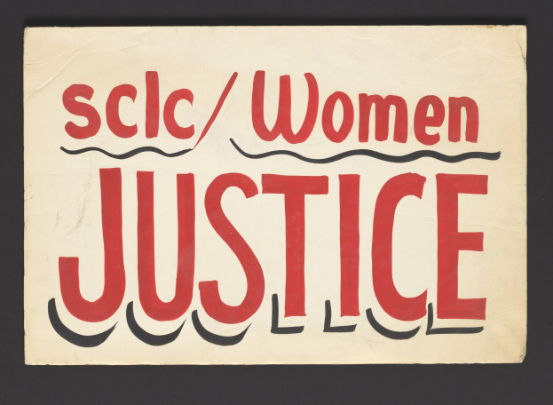 Ein Plakat mit den Worten "scic/frauen gerechtigkeit" in fetter schwarzer Schrift auf einem weißen Hintergrund, eingerahmt von einem schwarzen Rand.