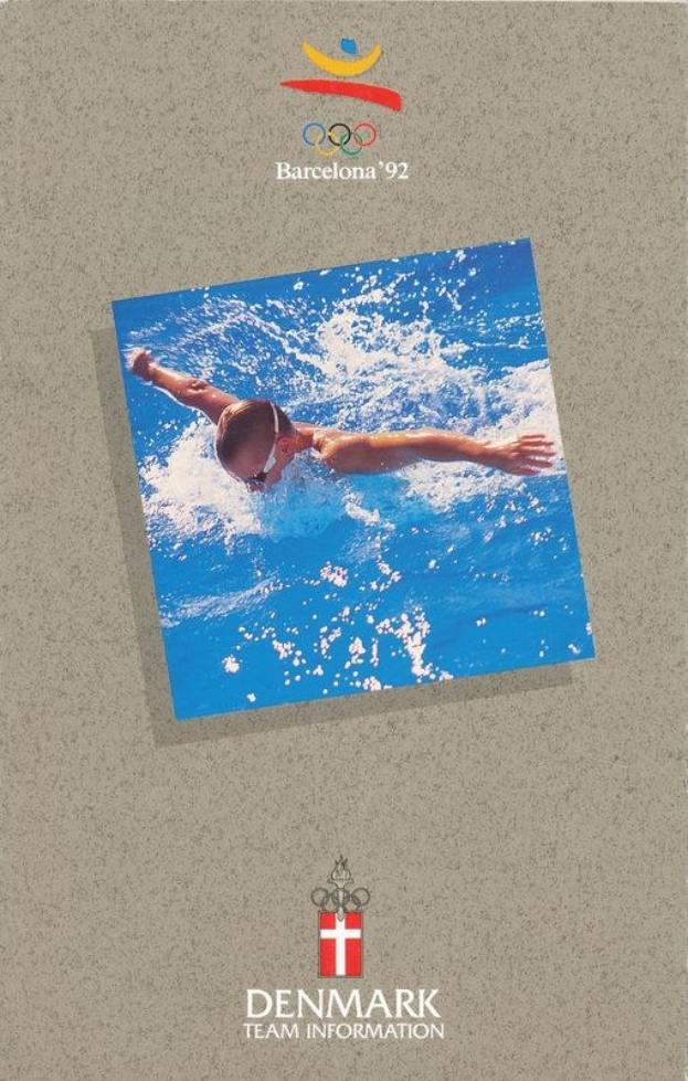Plakat, das einen Schwimmer in einem blauen Anzug mit ausgestreckten Armen im Wasser zeigt, mit dem Logo und Text der Olympischen Spiele 1992 in Barcelona und "Danish Team Information"-Text, vor einem hellblauen Himmel mit weißen Wolken.