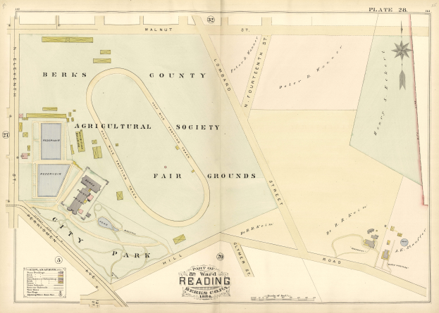 Eine alte Karte von Reading, Massachusetts, die Straßen, Gebäude, Sehenswürdigkeiten und Text mit einem Kompass zeigt.