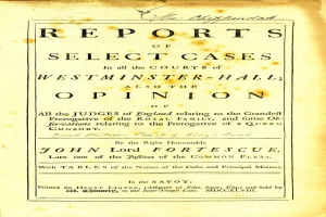 Ein altes Buch mit dem Titel "Berichte über ausgewählte Fälle in den Gerichten von Westminster-Hall sowie die Meinung von John Lord Fortescue" liegt offen, wobei eine Seite mit schwarzem Text zu sehen ist.
