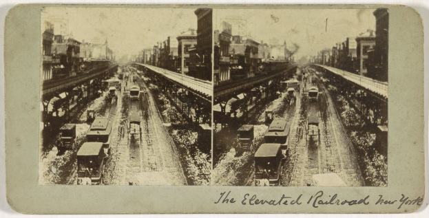 Schwarzes und weißes Foto eines Zuges auf einer erhöhten Eisenbahnstrecke in New York City mit mehreren Fahrzeugen auf den Schienen, Menschen und Gebäuden im Hintergrund sowie Text unten.