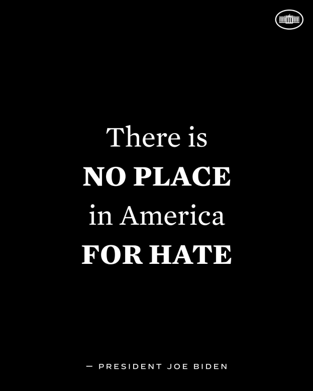 Schwarzer Hintergrund mit fetter weißer Schrift, die den Satz "Es gibt keinen Platz in Amerika für Hass" zitiert - ein Zitat von Präsident Joe Biden.