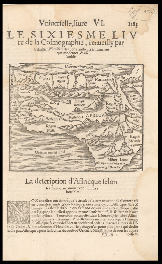 Ein altes Buch mit einem schwarzen Hintergrund, das eine detaillierte Karte von Afrika zeigt, einschließlich geografischer Merkmale wie Berge, Flüsse und Städte, sowie begleitenden Text.
