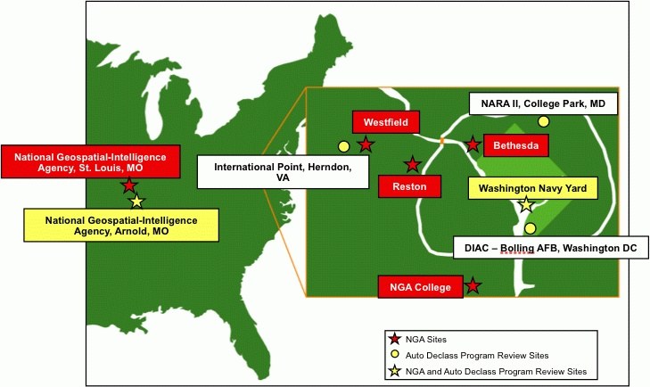 Eine detaillierte Karte der Vereinigten Staaten, die die Standorte der National Geospatial Intelligence Agency in fetter Schrift hervorhebt und geografische Merkmale wie Flüsse, Berge und Städte zeigt.