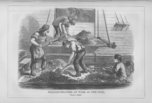 Schwarzes und weiße Bild von Menschen in einem Pool, einige halten Schaufeln, mit dem Text "Ballast-Heavens bei der Arbeit im Pool" unten.