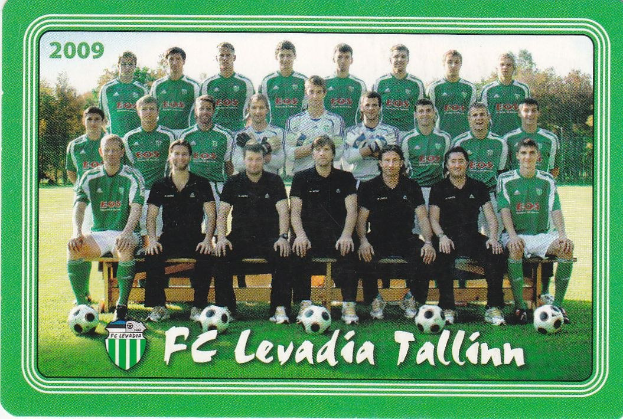 Ein Plakat der FC Levadia Tallinn Mannschaft mit einer Gruppe von Menschen im Vordergrund, Fußballen auf dem Boden, Bäumen und einem klaren blauen Himmel im Hintergrund und Text mit einem Logo unten.