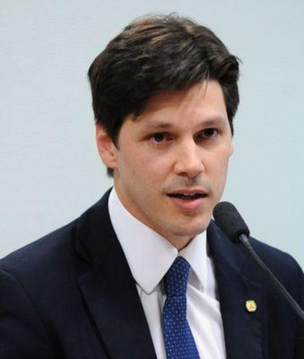 Ein Mann im Anzug spricht in ein Mikrofon auf einem Podium, wahrscheinlich zur Genehmigung eines Gesetzes zur Internetnutzung.