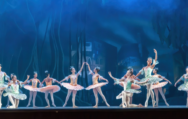 "Theater des Estrada-Liedes" des Zentrums für Ästhetische Erziehung von Kindern der Nizhny Novgorod-Region wird vor Beginn der "Nussknacker"-Vorstellung im Nizhny Novgorod TYUZ am 1. Juni auftreten