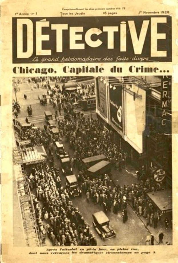 Schwarz-weiß-Fotografie einer Zeitung mit der Schlagzeile "Detektiv, Chicago, Hauptstadt der Kriminalität" mit einem Bild von einer Menschenmenge, Fahrzeugen und Gebäuden.