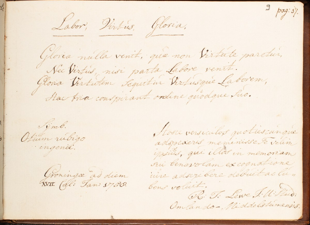 Ein aufgeschlagenes Autogrammbuch mit handgeschriebener Text auf der sichtbaren Seite.