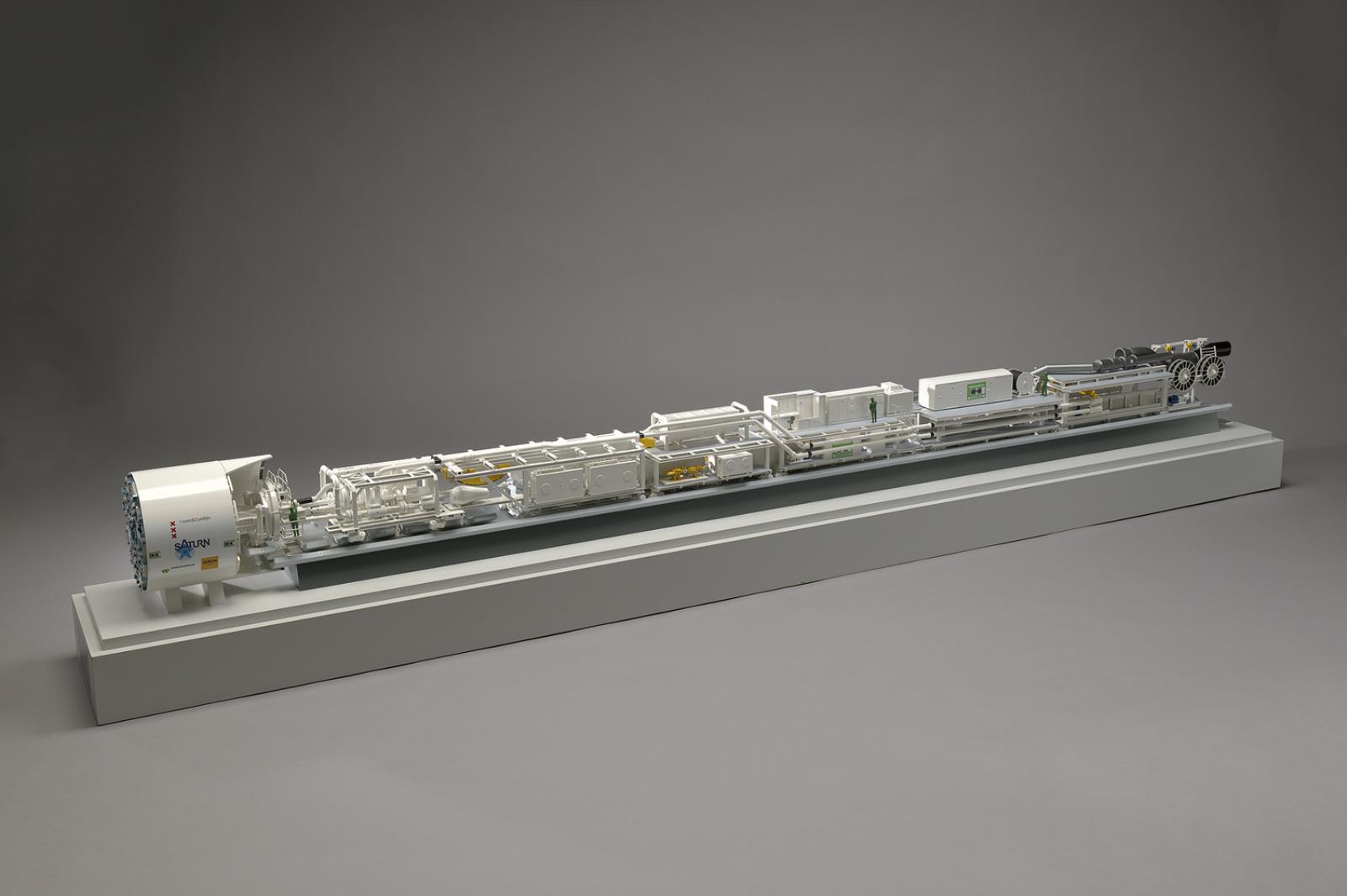 Ein detailliertes Modell des neuen Wasserstoff-Brennstoffzellensystems von Sainsbury auf einer weißen Oberfläche, das einen Kraftstofftank, einen Kraftstofffilter, eine Kraftstoffeinspritzung und eine Stromquelle zeigt und ihre Verbindungen demonstriert.