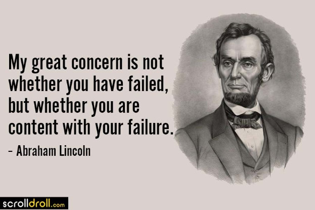 Portrait von Abraham Lincoln im Anzug und Krawatte mit ernster Miene, begleitet von der Aussage "Mein großer Kummer besteht nicht darin, ob Sie gescheitert sind, sondern ob Sie mit Ihrem Scheitern zufrieden sind."