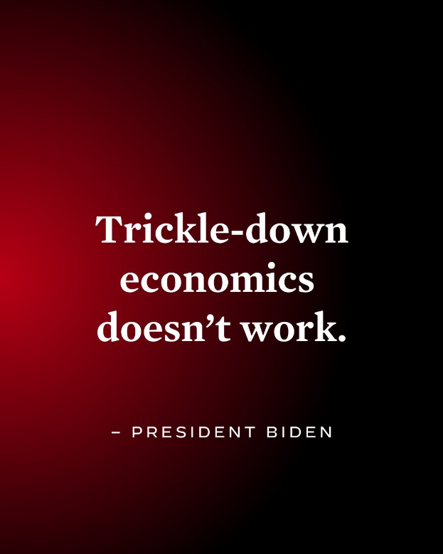 Ein Plakat mit fetter, schwarzer Schrift auf einem weißen Hintergrund, eingerahmt von einem schmalen schwarzen Rand, das "Trickle-Down Economics Doesn't Work" besagt und einen Zitat von Präsident Biden enthält.
