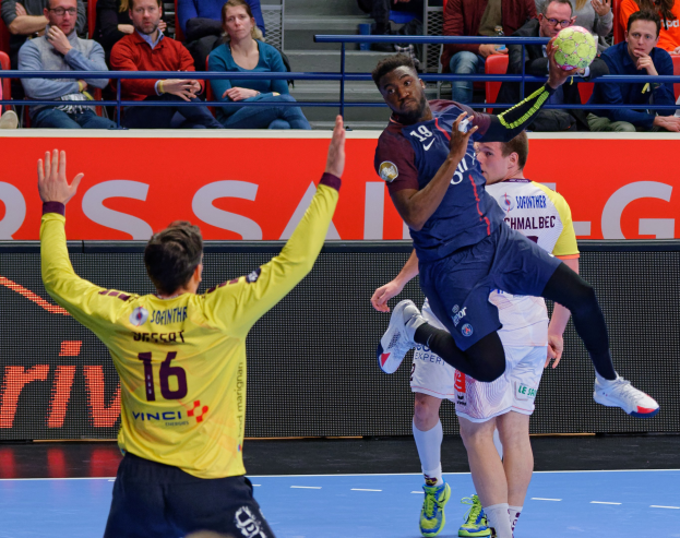 Mannschaft spielt Handball auf einem Court mit einem Ball in der Luft, in einer Stadionatmosphäre während des Futsal-Weltmeisterschaftsspiels 2019 zwischen Paris Saint-Germain und Bordeaux.