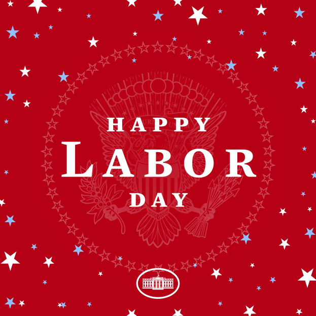 Ein Plakat mit "Happy Labor Day" in fetter weißer Schrift auf einem leuchtend roten Hintergrund, umgeben von farbigen Sternen verschiedener Größen.