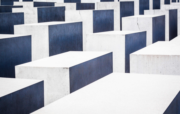 Ein Feld aus Betonblöcken in verschiedenen Höhen, die in einem Raster angeordnet sind, bekannt als Holocaust-Mahnmal für die ermordeten Juden Europas, befindet sich in Berlin, Deutschland.