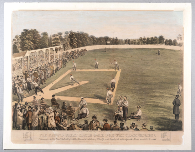 Eine Gruppe von Menschen, die Cricket auf einem grünen Feld mit Bäumen im Hintergrund und einem klaren blauen Himmel spielen, mit Text unten, der "Das zweite große Match-Spiel um die Meisterschaft" lautet.