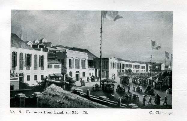 Ein Schwarz-Weiß-Foto einer belebten Stadtstraße im Jahr 1833, das Gebäude, Menschen, Karren, Pfähle, Flaggen, Bäume und Himmel zeigt, mit dem Text "fabriken aus land c 1833 ölgemälde" unten.
