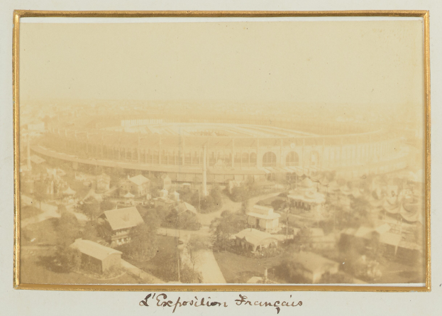 Altes Schwarz-Wei├č-Foto eines Stadions, umgeben von Geb├Ąuden, B├Ąumen und Strommasten mit Text unten.