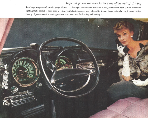 Ein Magazinartikel zeigt das Innere eines Autos mit einem Mädchen auf der rechten Seite, das telefoniert, einem Lenkrad und Tacho in der Mitte und einem Bedienfeld auf der linken Seite.