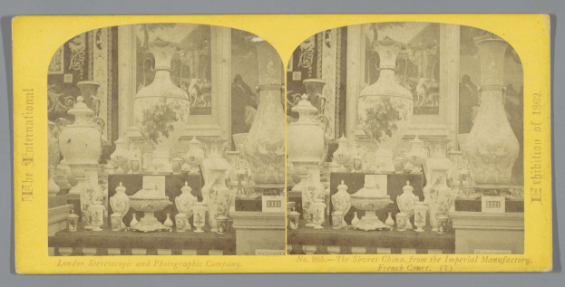 Schwarz-weiß-Foto eines Raums mit zahlreichen Vasen und dekorativen Gegenständen aus der Imperial Factory in London, angeordnet in einer Collage mit Text unten.